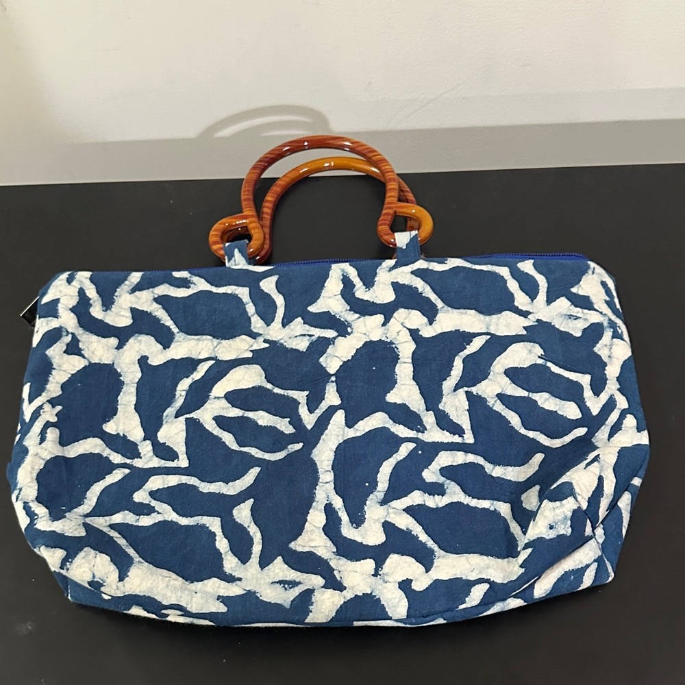 Blue and White Patterned Women's Bag with Wooden Handles - Picture 3 of 6
